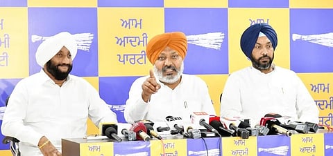 प्रेसवार्ता के दौरान पंजाब सरकार के वित्त मंत्री हरपाल सिंह चीमा. 