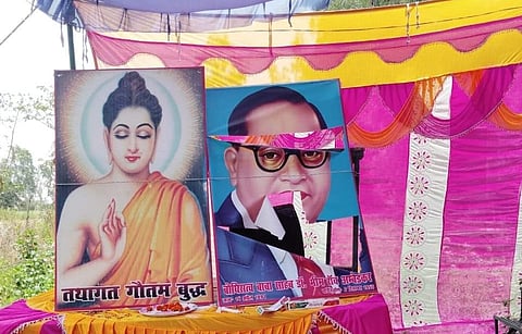 बौद्ध कथा के दौरान फाड़े गए पोस्टर. 