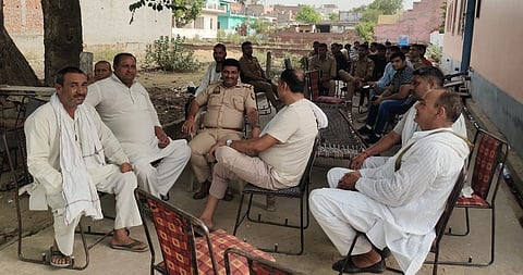 अंतिम संस्कार के दौरान विवाद,  मौके पर मौजूद पुलिस और स्थानीय ग्रामीण.