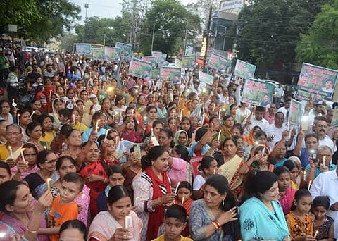 पेड़ों को बचाने तुलसीनगर में कैंडल मार्च निकाला गया. 