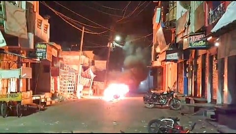 घटना के दौरान हिंसक हुई भीड़ ने की आगजनी 