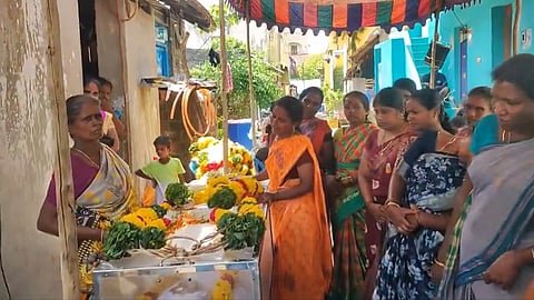 जहरीली शराब से मौत के बाद शव के अंतिम संस्कार के दौरान पीड़ित परिजन.