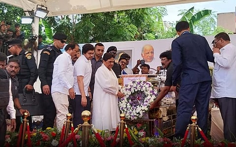 बीएसपी प्रमुख मायावती और पार्टी के राष्ट्रीय समन्वयक आकाश आनंद ने  रविवार को तमिलनाडु बीएसपी अध्यक्ष को अंतिम श्रद्धांजलि अर्पित की। 