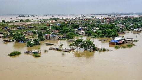 यूपी बाढ़ से जलमग्न हुए गांव