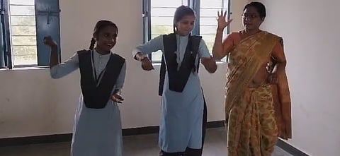 स्कूल में बालिकाओं को आत्मरक्षा के गुर सिखाती हुई वरिष्ठ अध्यापिका मेनका डामोर 