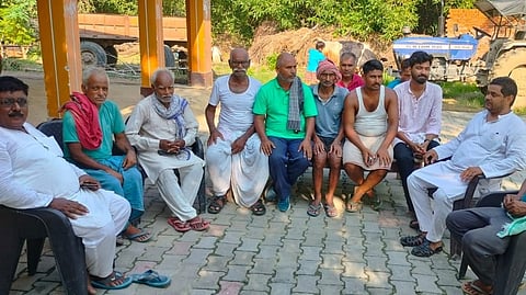 सांसदों से मिलने की रणनीति बनाते किसान 