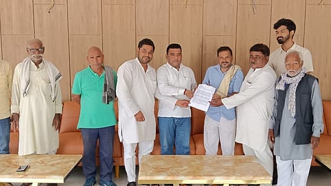 धर्मेन्द्र यादव के प्रतिनिधि को ज्ञापन सौंपते किसान 