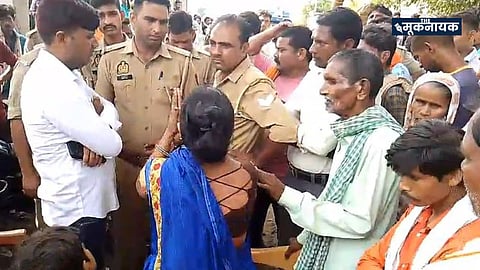 वाल्मीकि समाज की महिला पुलिसकर्मियों से सामने हाथ जोड़कर न्याय की गुहार लगाती हुई। 