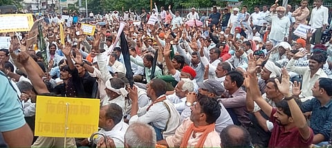 उदयपुर कलेक्ट्री के बाहर धरने पर बैठे अफीम उत्पादक किसान 