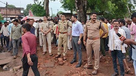 घटना स्थल पर मौजूद पुलिस और प्रशासन। 