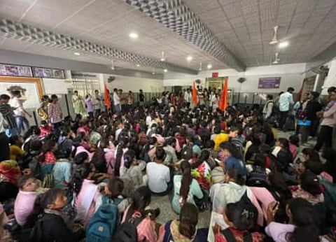 आदिवासी छात्रा ने किया मैसेज 'रिजल्ट्स सही करो' तो वाइस चांसलर ने जवाब दिया "ह@#₹#@दी"!  पढ़िए इस यूनिवर्सिटी में क्यों मचा बवाल