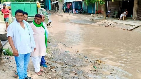 ग्रामीण अंचल की जर्जर सड़कों पर राहगीरों का चलना दूभर 