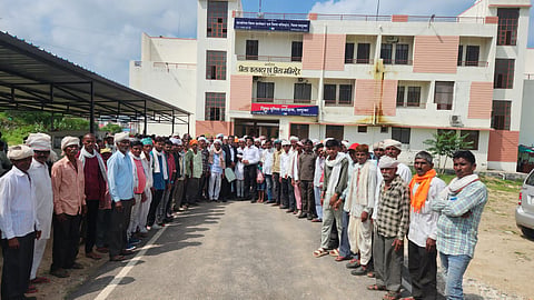 पुलिस अधीक्षक कार्यालय के सामने प्रदर्शन करते ग्रामीण 