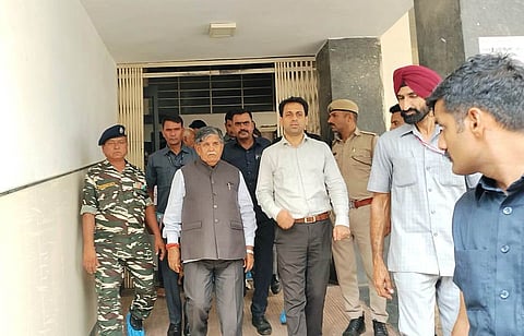 छात्र के स्वास्थ्य की जानकारी लेने एमबी अस्पताल पहुंचे पंजाब के राज्यपाल गुलाबचंद कटारिया, साथ में हैं जिला कलक्टर अरविंद पोसवाल