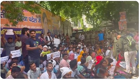 कोर्ट के फैसले का पालन करने की मांग को लेकर धरने पर बैठे 69000 शिक्षक भर्ती के अभ्यर्थी। 