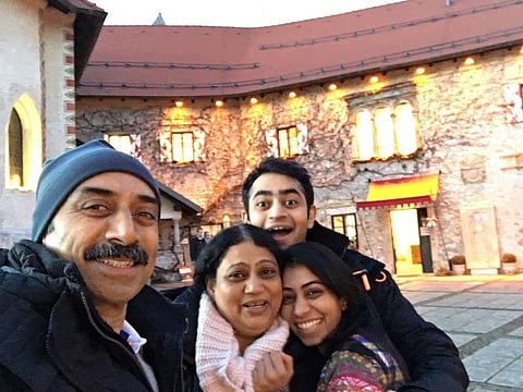 परिवार के साथ संजीव भट्ट की फाइल फोटो 