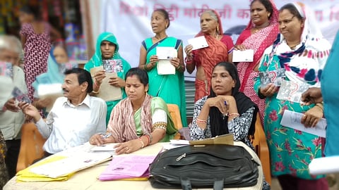 प्रधानमंत्री को पोस्टकार्ड भेज रही गैस पीड़ित महिलाएं