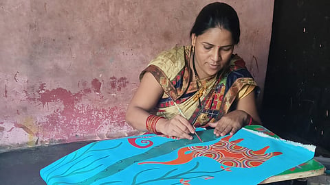 घर मे पेंटिग करती सुनीता