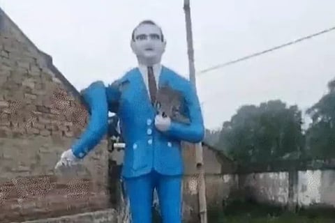टूटी हुई आंबेडकर प्रतिमा 