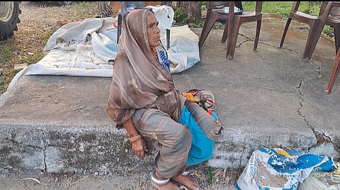 घर के आंगन में बैठी शांतिबाई 