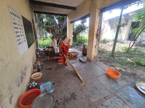 कुक कम हैल्परों को समय पर मानदेय नहीं मिलता है। कई बार तो 7 माह का मानदेय एक साथ मिलता है। 