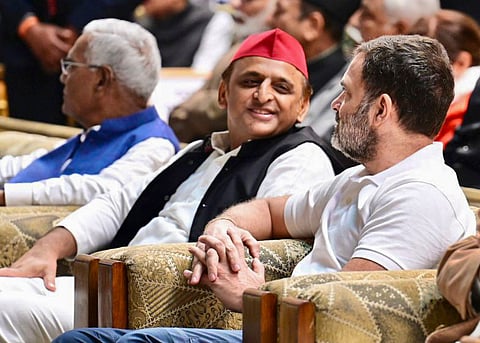 अखिलेश ने लिखा, "कांग्रेस और समाजवादी पार्टी एक बड़ी जीत के लिए एकजुट होकर, कंधे से कंधा मिलाकर साथ खड़ी हैं।