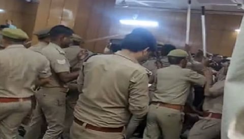 घटनास्थल पर पुलिसकर्मी 