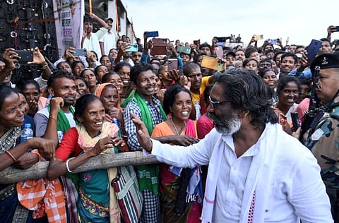 झामुमो ने सोशल मीडिया पर जारी बयान में कहा कि झारखंड को केंद्र से मिलने वाला धन भीख नहीं, बल्कि राज्य का संवैधानिक अधिकार है। 
