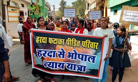 न्याय यात्रा निकालते हरदा ब्लास्ट पीड़ित
