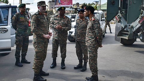 मणिपुर: जिरीबाम में भीड़ ने राजनीतिक दलों के कार्यालय जलाए, इंफाल में फ्लैग मार्च