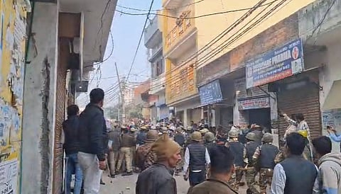 पुलिस को आंसू गैस का इस्तेमाल करना पड़ा।