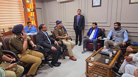 पुलिस द्वारा डिटेन किये गए आज़ाद समाज पार्टी के राष्ट्रीय अध्यक्ष व सांसद चंद्रशेखर आजाद 