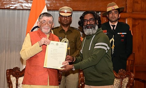 हेमंत सोरेन राज्यपाल संतोष कुमार गंगवार के समक्ष सरकार बनाने का दावा पेश करते हुए.