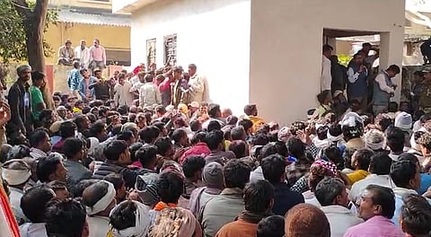 हमीरपुर में मंगलवार को खाद न मिलने से परेशान किसान