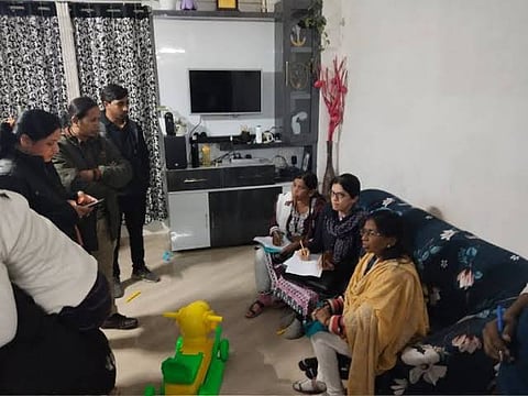 रेस्क्यू करने पहुँचीं टीम 