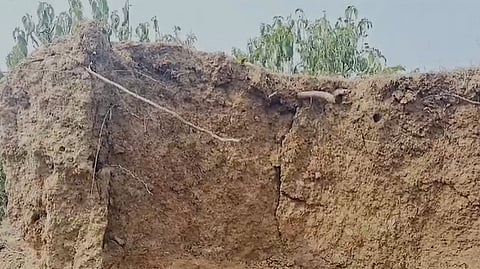 बिहार: बक्सर जिले में मिट्टी के ढेर में दबकर चार बच्चियों की मौत, एक घायल 
