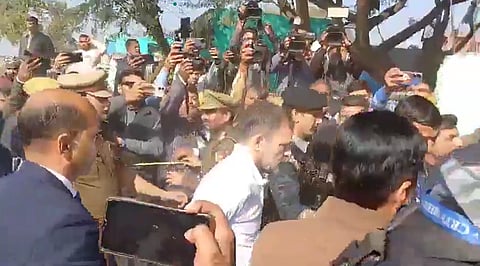 हाथरस पीड़ित परिवार के घर पहुंचे राहुल गांधी