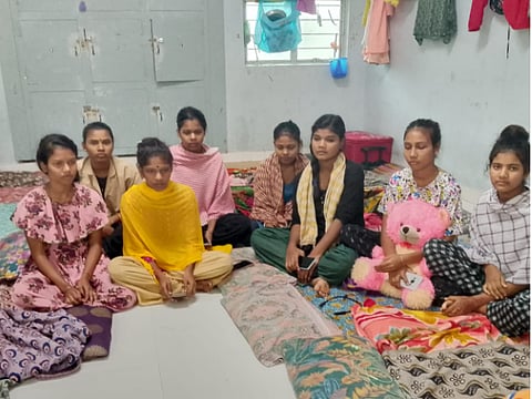 युवतियों ने झारखंड सरकार और प्रशासन से गुहार लगाई है कि उनकी सुरक्षित घर वापसी सुनिश्चित की जाए।