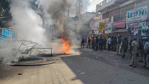 महाराष्ट्र: सीमेंटेड संविधान की प्रतियों के तोड़फोड़ के बाद भड़की हिंसा!