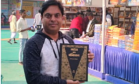 लेखक कहते हैं मेला आयोजन के पीछे आयोजकों का उद्वेश्य अपने चंद हितों को साधन भर का ही है उन्हें दूर-दूर तक बिहार और बिहारीयत से कोई लेना देना नहीं है।