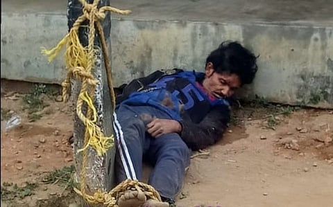 ग्रामीणों  ने चोरी का आरोप लगाते हुए 55 वर्षीय पंचराम को पकड़कर एक खम्बे से बांध दिया। अगले दिन भीड़ ने कानून को हाथ में लेते हुए उसे बेरहमी से पीट-पीटकर मार डाला।