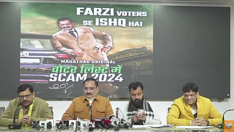 दिल्ली बीजेपी ने एक पोस्टर जारी कर केजरीवाल की तुलना 'SCAM 1992: द हर्षद मेहता स्टोरी' के किरदार से की।