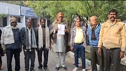 पुलिस से शिकायत करने पहुँचें पीड़ित