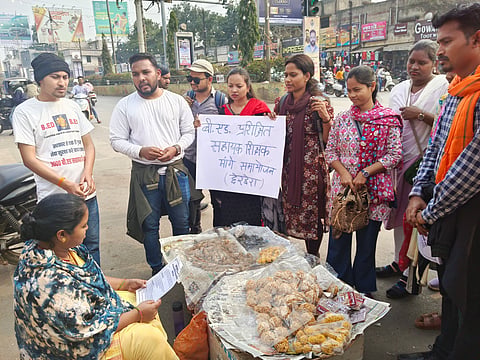 अपनी नौकरी बचाने की गुहार लगाने निकले शिक्षक 