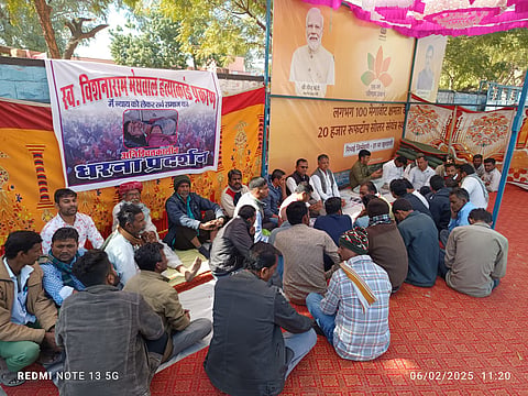 गुरूवार को घरना स्थल पर मौजूद समाज जन 