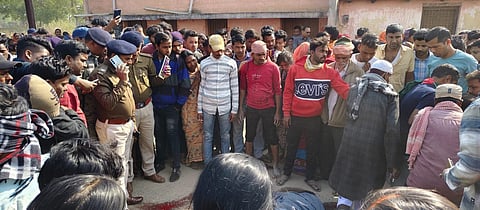 घटनास्थल पर जुटी भीड़