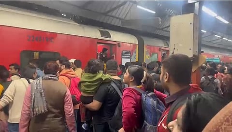 नई दिल्ली रेलवे स्टेशन भगदड़: सियासी तापमान हाई, विपक्ष हमलावर — किसने क्या कहा?
