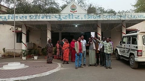 स्थानीय पुलिस थाने पर मौजूद पीड़ित परिवार