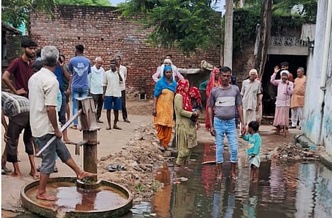 जलभराव की गंभीर समस्या से जूझ रहे इस मोहल्ले के लोगों का कहना है कि उनकी आवाज को जानबूझकर नजरअंदाज किया जा रहा है, क्योंकि यह एक दलित और आदिवासी बस्ती है। 