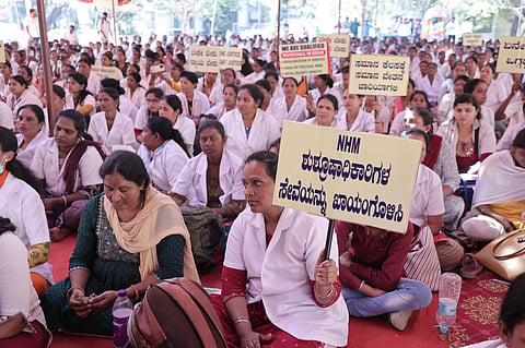 अनिश्चितकालीन हड़ताल पर बैठे नर्स और पैरा-मेडिकल कर्मचारी